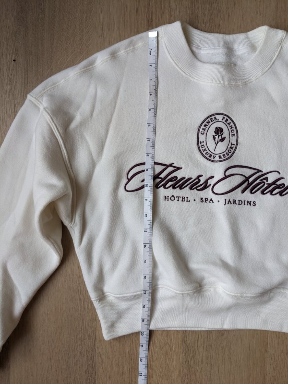 A&F White Cropped Sweatshirt with "Fleurs Hotel" Red Embroidered Vintage Crest - Picture 7 of 8